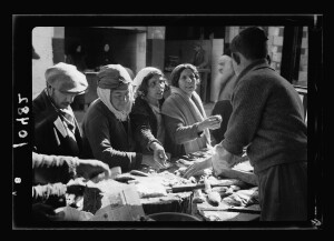 Alcuni ebrei ortodossi in un mercato della Gerusalemme degli anni Venti del Novecento. Fonte: American Colony Photo Dept. photographers. Visual materials from the papers of John D. Whiting.