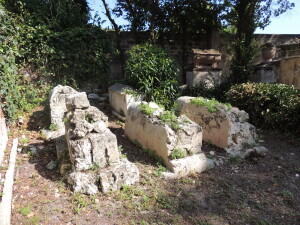 Figura 2 - monumenti funebri non identificati - Cimitero acattolico "degli Inglesi" (ph. Laura Leto)