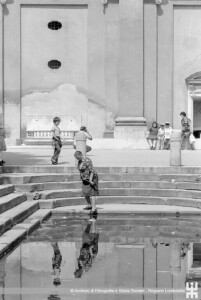 Santuario di Caravaggio. Donna bagna un piede in una delle vasche d'acqua (ph. Gloria Lunel)