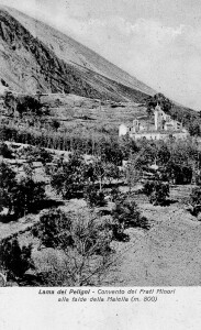 Veduta parziale di Lama dei Peligni con il Tirasegno (in alto a sinistra).