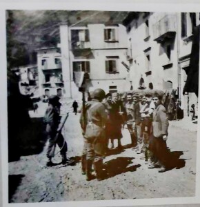 veduta di Lama  di Peligni nel 1945 con soldati dell'esercito alleato (per  gentile  concessione di Enrico Del Pizzo).