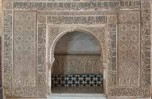  Poesie di Ibn Al Khatib che decorano le due parti dell’arco centrale di Comares in Alhambra