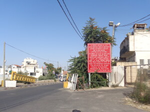  "fine Area C": sulla dx il DCO (District Coordination Office) israeliano di Betlemme. Il cancello giallo e il cartello rosso indicano il limite dell'area posta sotto giurisdizione israeliana (Area C) nella Cisgiordania occupata.  