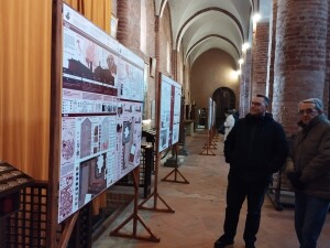 Fasi di allestimento della mostra “Ereditare il patrimonio culturale religioso” presso la millenaria Basilica di Santa Maria Maggiore di Lomello (Olimpia Niglio, 2024)