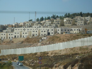 colonie in costruzione" (foto mia, 2011): costruzione di nuove case per i cittadini israeliani nelle colonie dell'area di Betlemme