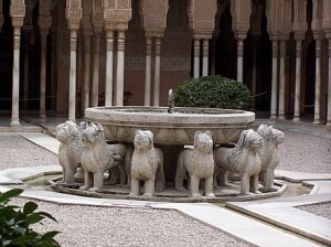 Patio dei leoni nel cuore dell’Alhambra a Granada