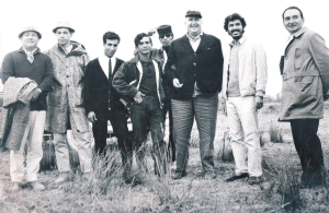 Foto di una parte della squadra di lavorazione di "Atti degli Apostoli" da sinistra a destra: Mario Fioretti, Carlo Fioretti, seguono tre collaboratori poi Roberto Rossellini, Nacer Ktari e Mario Messina