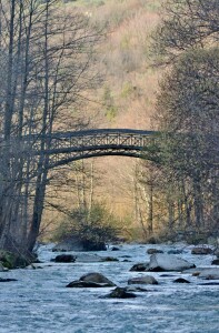 Ponte di ferro sul fiume Aventino