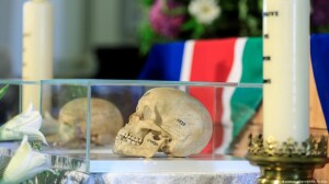 dettaglio da una cerimonia di accoglienza di resti umani rimpatriati in Namibia dalla Germania (Windhoek, agosto 2018). Immagine: @ picture-alliance/AA/A. Hosbas c/o www.dw.com 