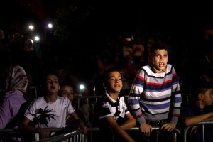 Un gruppo di giovani marocchini assiste al concerto del rapper Muslim, Festival des Cerises, Sefrou, 2019. Foto di Michela Buonvino
