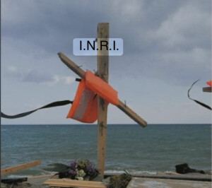 Croce sulla spiaggia di Cutro