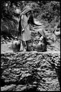 Donne al pozzo Tongyuang, Gansu Cina 1992 (ph. Danilo De Marco