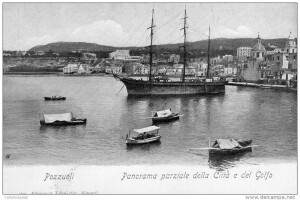 Fig. 11 Pozzuoli, partenza per la pesca, cartolina, metà Novecento (“abbascio o’ mare”).