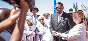 Un momento della restituzione della Bibbia al rappresentante della Namibia