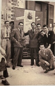 Trapani, Circolo Mazzini di Borgo Annunziata, Montanti con alcuni amici in occasione della campagna elettorale delle amministrative del 25 maggio del 1952