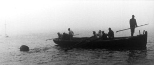 A prua della muciara il tonnaroto con la lunga asta che veniva usata per “fare bandiera” (tonnara di Torretta Granitola, anni ‘50)