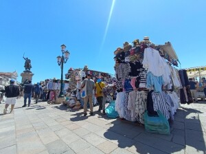    Il “Souq di San Zaccaria” nel centro di Venezia, letteralmente con sacchi di merce a basso costo gergalmente nota come paccottiglia (e vestiti da mercato, non certo artigianato locale)