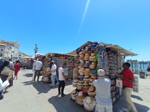 Il “Souq di San Zaccaria” nel centro di Venezia, con merce a basso costo esclusivamente a vocazione turistica (paccottiglia)