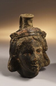 Vaso plastico della Magenta, testa femminile, necropoli del Fusco, III sec. a. C., Museo Archeologico "Paolo Orsi", Siracusa