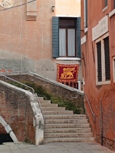  La Bandiera della Serenissima, con il Leone di San Marco; casa privata, San Marcuola (ph. Elena Nicolai)