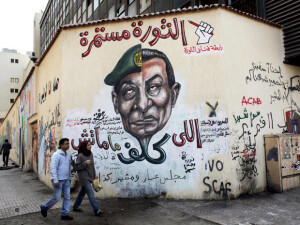 Graffiti politici sui muri del Cairo