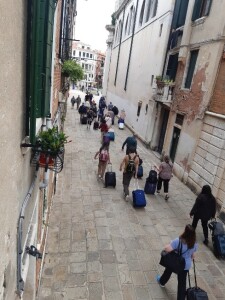 Carovana di trolley, una mattina non diversa dalle altre, a Venezia