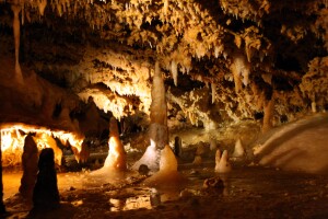 Grotte du Grand Roc, Les Eyzies. Questa grotta non decorata ma dalla foto è possibile apprezzare il lavoro necessario pe rendere una grotta utilizzabile da più persone