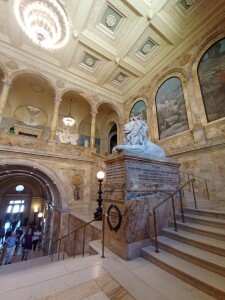 Scalone principale della public library di Copley a Boston