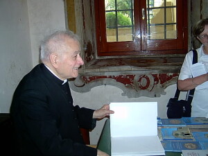 Don Grazio Giufreda nel suo studio in sacrestia