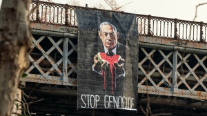 Banner sul Ponte Palatino a Roma, opera della street artist Laika
