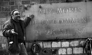 Federico Tavan a Parigi nel cimitero del Père Lachaise, rende omaggio ai comunardi (ph. Danilo De Marco)