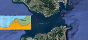 la soglia di Camarinal (in rosso), che costituisce il confine geografico reale tra Mar Mediterraneo e Oceano Atlantico, a ovest di Tarifa (elaborazione grafica dell’autore su base google maps).