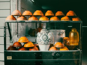 Vicino Place de la Monnaie, un venditore di Lablabi (piatto popolare a base di ceci, cumino e pane raffermo) prepara il banco per la giornata. (ph. Davide Renda)