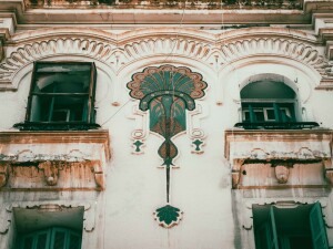 Palazzo all'angolo tra Rue des Tanneurs e Rue des Salines di inizi Novecento, decorato con eleganti elementi Art Nouveau, che testimoniano l'influenza degli stili europei sulla città durante il periodo coloniale francese. (Ph. Davide Renda)