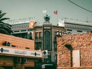 Vista del lato sinistro di Bab Bhar (la porta di ingresso principale della Medina che divide la città vecchia dalla Ville Nouvelle coloniale) e sullo sfondo l’Hotel Royal Victoria, ex sede dell’ambasciata britannica. (Ph. Davide Renda)