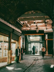 Souk Trok e i suoi venditori di gioielli preziosi e oggetti decorativi per abiti. (Ph. Davide Renda)