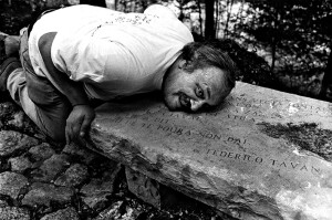 Federico Tavan  Bosplans con la sua poesia incisa nella pietra (ph. Danilo De Marco)