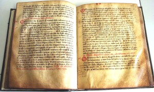 Codice manoscritto pergamenaceo contenente il Breve di Villa di Chiesa (1303/04, 1338). © Wikimedia Commons