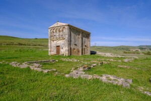 Chiesa di San Nicola di Trullas (XII-XIV sec.). Sul lato meridionale, i resti del monastero medievale. © Wikimedia Commons