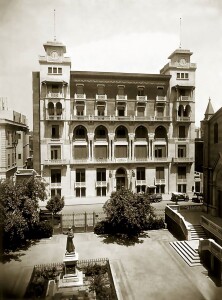 Il palazzo della Banca Misr nel quartiere di Downtown, realizzato dall'architetto Antonio Lasciac. Foto di Aristide Del Vecchio (1920).