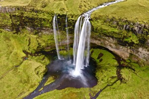 Islanda, cascata di Seljalandfoss (ph. Seby Scollo)