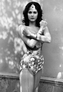 Lynda Carter nelle vesti di Wonder Woman in una foto del 1976