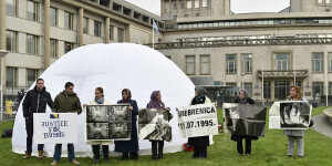 Le proteste dei familiari delle vittime di Sebrenica davanti al Tribunale di giustizia dell'Yugoslavia (novembre 2017)