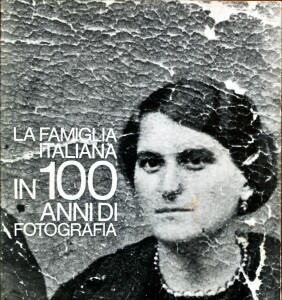 _Copertina del catalogo della mostra La famiglia italiana in 100 anni di fotografia.