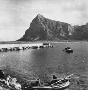 Il porto di San Vito alla fine degli anni ‘60; in primo piano una barca di “specchiaioli”(dalla Mostra fotografica “Noi ragazzi degli anni 70”)