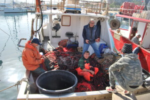 Giuseppe Barraco sulla sua barca con altri pescatori sanvitesi