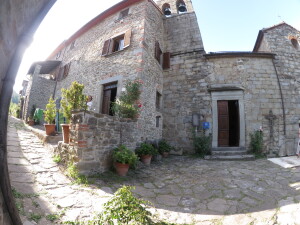 La piazzetta della chiesa con il muretto della Tv, 1957