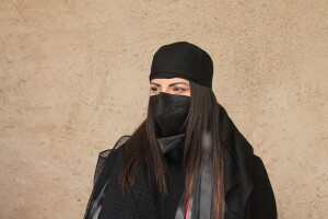 Una donna indossa una maschera del Toro priva di cappello di fronte alla chiesa di Sant'Antonio abate. Solo per la sfilata di Carnevale sono ammesse variazioni dal modello originale. Tricarico (MT) marzo 2022, foto di Emanuele Di Paolo.