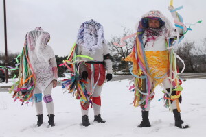 Tre maschere della Vacca in posa prima di Carnevale. Tricarico (MT), marzo 2022, foto di Emanuele Di Paolo.