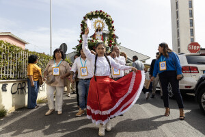 Una giovane socia sfila con un abito tradizionale peruviano, 8 settembre 2024, foto di Daria De Grazia.